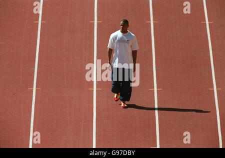 Athlétisme - Championnats du monde - Séville.Maurice Greene, des États-Unis, marche sur la piste avant la chaleur du 100m masculin Banque D'Images