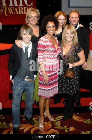 Les membres de la troupe de Coronation Street (de gauche à droite) Jack Shepherd, Sue Cleaver, Tupele Dorgu, Jennie McAlpine, Sally Lindsay et Antony Cotton reçoivent le prix du savon télévisuel de l'année, lors des prix du Club des industries de la télévision et de la radio (TRIC), à Grosvenor House, dans le centre de Londres, le mardi 7 mars 2006.Les prix récompensent les artistes et les programmes et sont votés par le personnel de la radio et de la télévision.APPUYEZ SUR ASSOCIATION photo.Le crédit photo devrait se lire: Steve Parsons/PA Banque D'Images