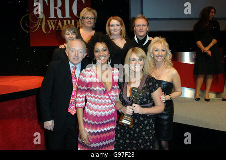 Les membres de la troupe de Coronation Street (arrière, de gauche à droite) Jack Shepherd, Sue Cleaver, Jennie McAlpine et Antony Cotton, avec Tupele Dorgu (avant, deuxième à gauche) et Sally Lindsay (avant, deuxième à droite) reçoivent le prix du savon télévisuel de l'année de Paul Daniels (avant gauche) et Debbie McGee (Avant, à droite), lors des prix du Club des industries de la télévision et de la radio (TRIC), à la Grosvenor House, dans le centre de Londres, le mardi 7 mars 2006. Les prix récompensent les artistes et les programmes et sont votés par le personnel de la radio et de la télévision. APPUYEZ SUR ASSOCIATION photo. Le crédit photo devrait se lire: Steve Parsons/PA Banque D'Images