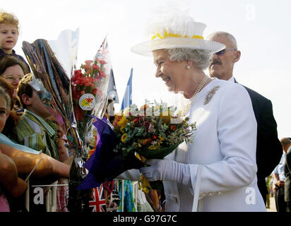 La reine Elizabeth II de Grande-Bretagne accepte les fleurs des wellwishers après leur arrivée à Canberra, en Australie, le dimanche 12 2006 mars, au début d'une visite de cinq jours dans le pays.APPUYEZ SUR ASSOCIATION photo.Le crédit photo devrait se lire comme suit : Gareth Fuller/PA Banque D'Images