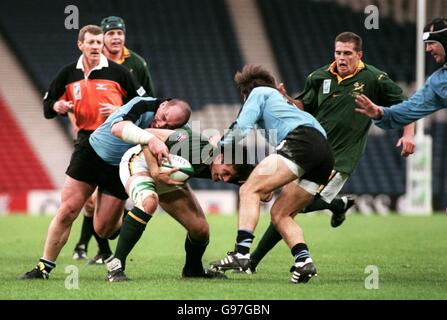 Joost van der Westhuizen (centre) d'Afrique du Sud est abordé par Alfonso Cardoso, Uruguay (à droite) Banque D'Images