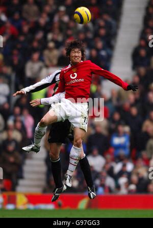 Soccer - FA Barclays Premiership - Manchester United / Newcastle United - Old Trafford. L'inaction du Ji-Sung Park de Manchester United Banque D'Images