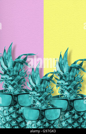 Tropical Fruit d'ananas à la mode avec des lunettes colorées de style rétro, happy summer concept. Banque D'Images