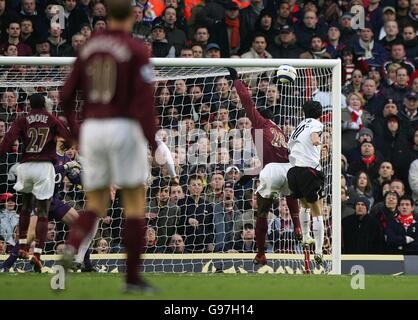 Soccer - FA Barclays Premiership - Arsenal / Liverpool - Highbury. Sanz Luis Garcia (r) a obtenu des scores pour Liverpool Banque D'Images