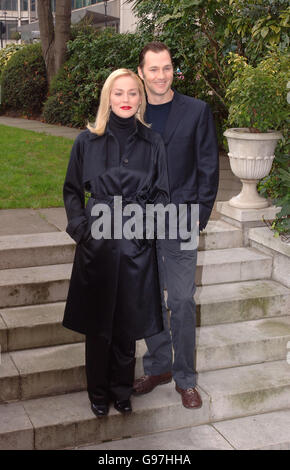 Sharon Stone et David Morrissey lors d'une séance photo avant la première de son nouveau film, « Basic instinct II », à l'hôtel four Season, dans le centre de Londres, le mercredi 15 mars 2006. APPUYEZ SUR ASSOCIATION photo. Photo Credit devrait se lire: Steve Parsons/PA. Banque D'Images