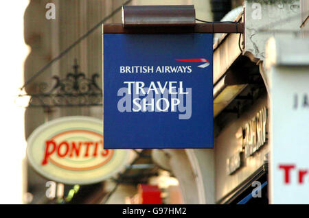 Un magasin de voyage British Airways à Londres, le mercredi 15 mars 2006, après que British Airways a annoncé son intention de mettre fin à sa chaîne de 17 boutiques de voyage de grande rue. Le déménagement proposé devrait affecter environ 300 emplois, tandis que 100 autres postes sont menacés en raison de la fermeture probable d'un centre d'appels à Belfast. Voir PA Story CITY BA. APPUYEZ SUR ASSOCIATION photo. Le crédit photo devrait se lire comme suit : Ian Nicholson/PA. Banque D'Images