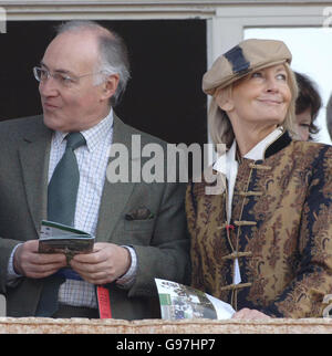 L'ancien chef conservateur Michael Howard et son épouse Sandra regardent la course au Cheltenham National Hunt Festival, le mercredi 15 mars 2006. Photo. APPUYEZ SUR ASSOCIATION photo. Le crédit photo devrait se lire comme suit : Barry Batchelor/PA. Banque D'Images