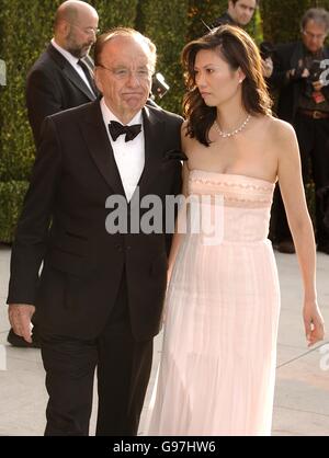 Vanity Fair Post Oscars Party - Mortons Restaurant.Rupert Murdoch et Wendi Deng arrivent sur le tapis rouge. Banque D'Images