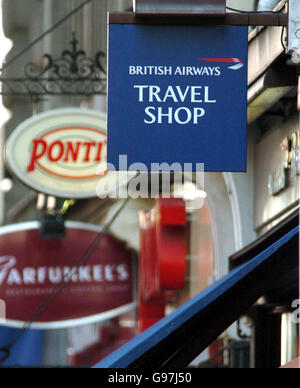 Un British Airways Travel Shop à Londres, après que British Airways a annoncé son intention d'hainer sa chaîne de 17 boutiques de voyage de grande rue. Le déménagement proposé devrait affecter environ 300 emplois, tandis que 100 autres postes sont menacés en raison de la fermeture probable d'un centre d'appels à Belfast. Banque D'Images