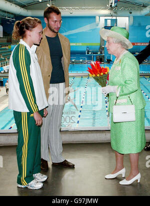 La reine Elizabeth II de Grande-Bretagne rencontre les nageurs australiens Ian Thorpe et Kylie Palmer, qui, à 16 ans, est le plus jeune membre de l'équipe aux Jeux du Commonwealth, lors d'une visite au centre aquatique de Melbourne, en Australie, le jeudi 16 mars 2006. APPUYEZ SUR ASSOCIATION PHOTO. Le crédit photo devrait se lire comme suit : Gareth Fuller/PA Banque D'Images