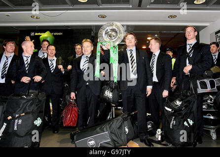 Brian O Driscoll (à droite), capitaine irlandais de rugby, et Eddie O'Sullivan, entraîneur, tiennent le Triple Crown à l'aéroport de Dublin, le dimanche 19 2006 mars, à leur arrivée chez eux après la victoire contre l'Angleterre à Twickenham. Voir l'histoire de PA RUGBYU Ireland. APPUYEZ SUR ASSOCIATION photo. Le crédit photo devrait se lire : Julien Behal/PA Banque D'Images