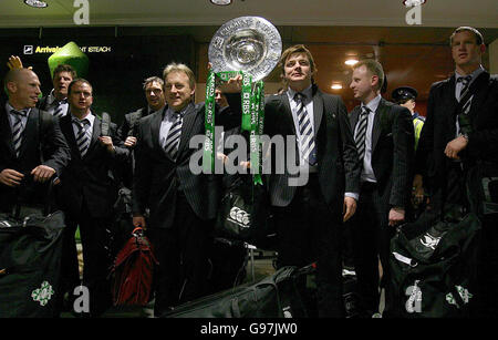 Brian O Driscoll (à droite), capitaine irlandais de rugby, et Eddie O'Sullivan, entraîneur, tiennent le Triple Crown à l'aéroport de Dublin, le dimanche 19 2006 mars, à leur arrivée chez eux après la victoire contre l'Angleterre à Twickenham. Voir l'histoire de PA RUGBYU Ireland. APPUYEZ SUR ASSOCIATION photo. Le crédit photo devrait se lire : Julien Behal/PA Banque D'Images