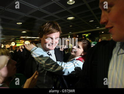 Brian O Driscoll (à droite), le capitaine irlandais du rugby, reçoit un message de félicitations à l'aéroport de Dublin, le dimanche 19 2006 mars, à l'arrivée de l'équipe à la maison après avoir enfermé la Triple couronne avec la victoire contre l'Angleterre à Twickenham. Voir l'histoire de PA RUGBYU Ireland. APPUYEZ SUR ASSOCIATION photo. Le crédit photo devrait se lire : Julien Behal/PA Banque D'Images