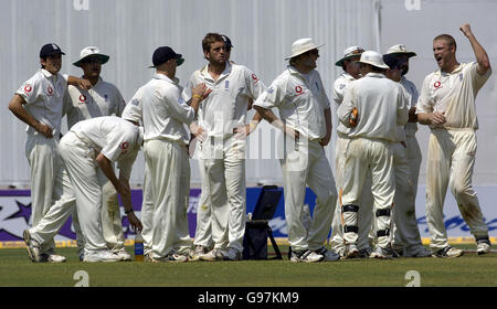 Le capitaine d'Angleterre Andrew Flintox (l'extrême droite) réagit d'abord à la décision du troisième empires confirmant la rupture par James Anderson (à gauche, en descendant) du batteur indien Mahendra Dhoni lors du troisième jour du troisième match de Test au stade Wankhede, Mumbai, Inde, le lundi 20 mars 2006.APPUYEZ SUR ASSOCIATION photo.Crédit photo devrait se lire: Rebecca Naden/PA.***USAGE ÉDITORIAL SEULEMENT - PAS D'UTILISATION DE TÉLÉPHONE MOBILE*** Banque D'Images