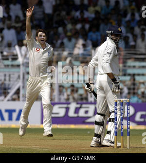 James Anderson, le joueur d'Angleterre, célèbre la prise du cricket de Harbhajan Singh en Inde, lors de la troisième journée du troisième Test au stade Wankhede, Mumbai, Inde, le lundi 20 mars 2006. APPUYEZ SUR ASSOCIATION photo. Crédit photo devrait se lire: Rebecca Naden/PA. Banque D'Images