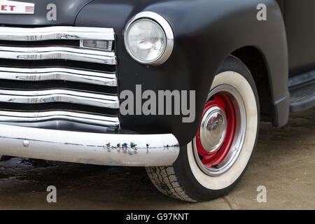 L'article d'un vieux classique noir mat American truck prise lors d'une exposition de voitures vintage à Pendine, Pembrokeshire, Pays de Galles. Banque D'Images