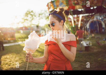 Girl eating Cotton Candy Banque D'Images