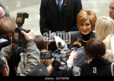 Sharon Osbourne est couronnée Freemans de Londres Celebrity Maman de l'année 2006, à l'hôtel Langham, dans le centre de Londres. Le prix est voté pour par le public pour honorer la mère de célébrité qui a impressionné en équilibrant une vie trépidante avec les exigences du rôle parental. Voir l'histoire de PA SHOWBIZ Mum. APPUYEZ SUR ASSOCIATION photo. Le crédit photo devrait se lire: Steve Parsons/PA Banque D'Images