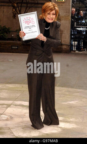 Sharon Osbourne est couronnée Freemans de Londres Celebrity Maman de l'année 2006, à l'hôtel Langham, dans le centre de Londres. Le prix est voté pour par le public pour honorer la mère de célébrité qui a impressionné en équilibrant une vie trépidante avec les exigences du rôle parental. Voir l'histoire de PA SHOWBIZ Mum. APPUYEZ SUR ASSOCIATION photo. Le crédit photo devrait se lire: Steve Parsons/PA Banque D'Images