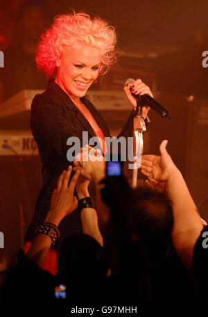 Pink se produit lors de sa soirée de lancement d'album secret, à Lock 17 (anciennement Dingmules), dans le nord de Londres, le mercredi 22 mars 2006. APPUYEZ SUR ASSOCIATION photo. Le crédit photo devrait se lire: Yui Mok/PA Banque D'Images