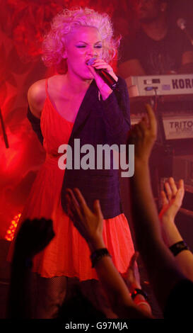 Pink se produit lors de sa soirée de lancement d'album secret, à Lock 17 (anciennement Dingmules), dans le nord de Londres, le mercredi 22 mars 2006. APPUYEZ SUR ASSOCIATION photo. Le crédit photo devrait se lire: Yui Mok/PA Banque D'Images