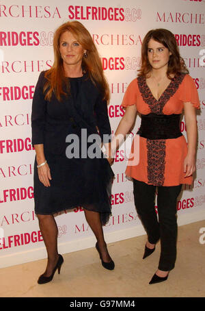 Sarah, la duchesse de York et sa fille la princesse Eugénie arrivent à la fête de lancement VIP du printemps/été 2006 de Marchesa, à Selfridges, dans le centre de Londres, le mercredi 22 mars 2006. Marchesa est une marque de couture britannique fondée en 2004 par les designers Georgina Chapman et Keren Craig. APPUYEZ SUR ASSOCIATION photo. Le crédit photo devrait se lire: Anthony Harvey/PA Banque D'Images