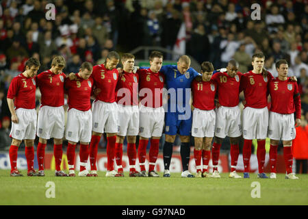 Les joueurs d'Angleterre observent un silence de quelques minutes à l'égard de la légende de Chelsea Peter Osgood avant le match international amical à Anfield, Liverpool, le mercredi 1er mars 2006. APPUYEZ SUR ASSOCIATION photo. Le crédit photo devrait se lire: Martin Rickett/PA. Banque D'Images