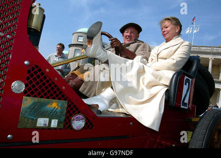 Lady Susie Moss avec son mari Sir Stirling Moss, vêtu en costume d'époque, sur une Renault 1907 à Goodwood House près de Chichester, West Sussex jeudi 23 mars 2006 avant le Festival de la vitesse de cet été. Le thème de la rencontre de cette année est 100 ans de course du Grand prix depuis la première au Mans en 1906. Voir l'histoire de PA SOCIAL Goodwood. APPUYEZ SUR ASSOCIATION photo. Le crédit photo devrait se lire: Chris Ison/PA. Banque D'Images