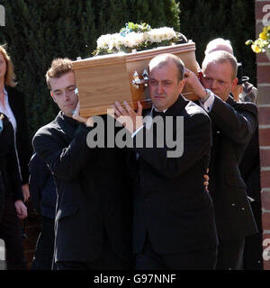 Le cercueil du coobé assassiné Joe Geeling arrive à l'église de notre-Dame du bon avocat et du Guardian Angels, Bury, Lancs, le vendredi 31 2006 mars, accompagné d'amis et de famille. Des centaines de personnes, y compris des policiers, des pompiers et des membres de l'équipe de sauvetage en montagne qui ont participé au serach de Joe, devraient assister au service.l'homme de 11 ans, qui souffrait de mucoviscidose, a été retrouvé poignardé à mort le 2 mars. Voir PA Story FUNÉRAIRE Boy. APPUYEZ SUR ASSOCIATION photo. Le crédit photo devrait se lire: Neil Jones/PA Banque D'Images