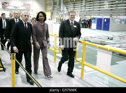 La secrétaire d'État américaine Condoleezza Rice, au centre, et la secrétaire d'État britannique aux Affaires étrangères Jack Straw, à gauche, traversent les locaux du groupe de défense BAe Systems près de Blackburn, dans le nord de l'Angleterre, le vendredi 31 mars 2006. Rice se rend au Royaume-Uni pendant quatre jours à l'invitation de Straw, après avoir visité son État d'Alabama l'année dernière. Blackburn est la circonscription de Jack Straw. APPUYEZ SUR ASSOCIATION photo. Le crédit photo devrait se lire : Matt Dunham/AP/Pool/PA Banque D'Images