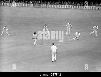 Stan Sismey, le gardien de la place australienne (deuxième r) Se déplace pour rassembler le ballon après le Donald Carr d'Angleterre (deuxième l) a fait sortir ses électrodes Banque D'Images