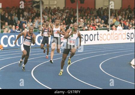 Athlétisme - CGU Challenge - Grande-Bretagne / Etats-Unis - Glasgow. La Grande-Bretagne est à la tête des États-Unis dans le relais hommes 4x100m Banque D'Images