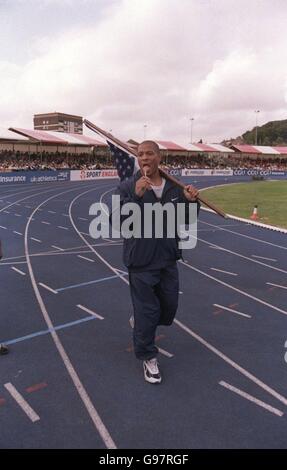 Athlétisme - CGU Challenge - Grande-Bretagne / Etats-Unis - Glasgow. Maurice Green des États-Unis suce sur un Lollipop Banque D'Images