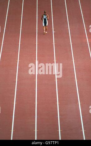 Athlétisme - Championnats du monde - Séville.Maurice Greene, des États-Unis, revient sur ses blocs avant le début de la finale du 100m masculin Banque D'Images