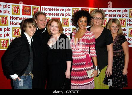 Les membres des acteurs de la rue Coronation (de gauche à droite) Jack Shepherd, Antony Cotton, Jennie McAlpine, Tupele Dorgu, Sue Cleaver et Sally Lindsay arrivent pour les prix du Club des industries de la télévision et de la radio (TRIC), à Grosvenor House, dans le centre de Londres, le mardi 7 mars 2006. Les prix récompensent les artistes et les programmes et sont votés par le personnel de la radio et de la télévision. APPUYEZ SUR ASSOCIATION photo. Le crédit photo devrait se lire: Steve Parsons/PA Banque D'Images