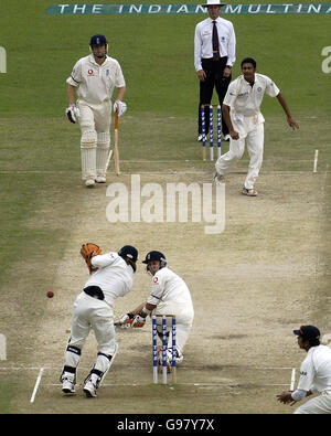 Le gardien de cricket indien Mahendra Dhoni ne parvient pas à capturer le Geraint Jones d'Angleterre, au cours du troisième jour du deuxième match de test contre l'Inde et l'Angleterre au stade PCA, Mohali, Inde, le samedi 11 mars 2006. APPUYEZ SUR ASSOCIATION photo. Crédit photo devrait se lire: Rebecca Naden/PA. ***- PAS D'UTILISATION DE TÉLÉPHONE MOBILE*** Banque D'Images