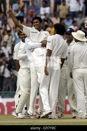 Anil Kumble, le joueur de spin indien, célèbre son 500e match de cricket d'essai, au cours de la troisième journée du deuxième match d'épreuve contre l'Inde et l'Angleterre au stade PCA, Mohali, Inde, le samedi 11 mars 2006. APPUYEZ SUR ASSOCIATION photo. Crédit photo devrait se lire: Rebecca Naden/PA. ***- PAS D'UTILISATION DE TÉLÉPHONE MOBILE*** Banque D'Images