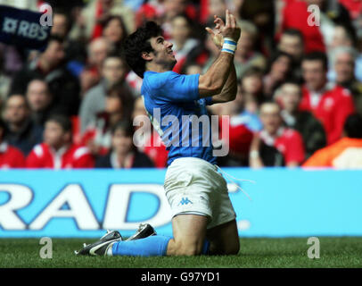 Pablo Canavosio, de l'Italie, fête sa deuxième épreuve lors du match RBS 6 Nations contre le pays de Galles au Millennium Stadium, Cardiff, samedi 11 mars 2006. APPUYEZ SUR ASSOCIATION photo. Le crédit photo devrait se lire : David Davies/PA. Banque D'Images