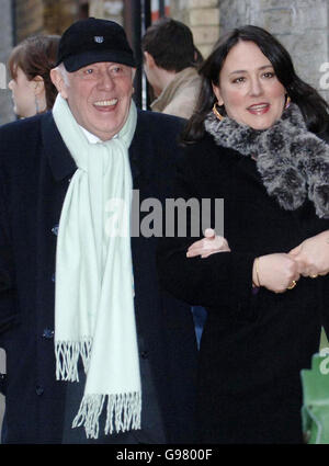 L'acteur Richard Wilson et le comédien Arabella Weir arrivent pour la cérémonie de partenariat civil de l'ancienne star d'EastEnders Michael Cashman, 55 ans, et son associé de 23 ans Paul Cottingham, 41 ans, à Londres, le samedi 11 mars 2006. M. Cashman, qui est maintenant un eurodéputé travailliste et militant des droits des homosexuels, a joué le premier personnage gay majeur à EastEnders au milieu des années 1980. Voir PA Story SHOWBIZ Wedding. APPUYEZ SUR ASSOCIATION photo. Le crédit photo devrait se lire comme suit : Stefan Rousseau/PA. Banque D'Images