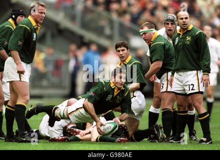 Joost van der Westhuizen (centre), en Afrique du Sud, déplace le ballon au dos, dans un style spectaculaire Banque D'Images