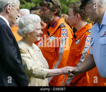 La reine Elizabeth II rencontre le personnel des services d'urgence qui a participé à la lutte contre les feux de brousse de Canberra en janvier 2003, lors d'une visite à Government House dans la ville, le mardi 14 mars 2006, dans le cadre de sa tournée de cinq jours en Australie. Au cours de l'inferno, près de 500 maisons ont été détruites, plus de 2,000 000 personnes ont laissé sans abri et des milliers d'hectares de forêts et de parcs ont brûlé. Voir l'histoire de PA ROYAL Queen. APPUYEZ SUR ASSOCIATION photo. Photo Credit devrait lire: Gareth Fuller / PA. Banque D'Images