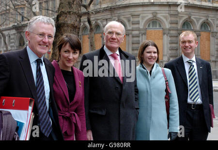 Membres du cabinet libéral démocrate (l-r); chef d'état-major Norman Lamb, secrétaire adjoint au trésor Julia Goldsworthy, Sir Menzies Campbell, Secrétaire adjoint d'État pour l'Écosse JO Swinson et Secrétaire parlementaire privé Tim Farron devant le Commonwealth Club dans le centre de Londres, mardi 14 mars 2006,Où Sir Menzies a accueilli sa première réunion en tant que chef de parti aujourd'hui.Regardez les politiques de l'histoire des PA LibDems.APPUYEZ SUR ASSOCIATION photo.Le crédit photo devrait se lire comme suit : Ian Nicholson/PA. Banque D'Images