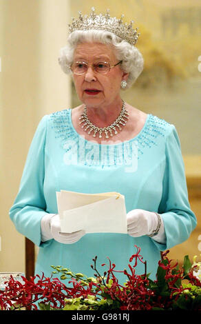 La reine Elizabeth II de Grande-Bretagne prononce un discours lors d'un bankquet d'État au Palais présidentiel de Singapour, le vendredi 17 mars 2006, dans le cadre d'une visite d'État de deux jours dans le pays. Voir PA Story ROYAL Singapore. APPUYEZ SUR ASSOCIATION photo. Le crédit photo devrait se lire comme suit : Gareth Fuller/PA. Banque D'Images