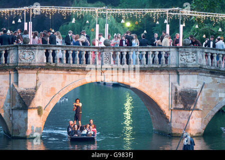 Les étudiants de l'Université de Cambridge à la trinité peut Ball dans la soirée du lundi 13 juin 2016. Banque D'Images