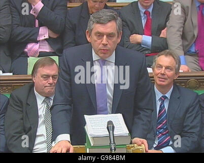 Le chancelier de l'Échiquier britannique Gordon Brown prononce son discours sur le budget à la Chambre des communes, à Londres, le mercredi 22 mars 2006. Voir les articles sur LE BUDGET des PA. APPUYEZ SUR ASSOCIATION photo. Le crédit photo devrait se lire comme suit : PA Banque D'Images