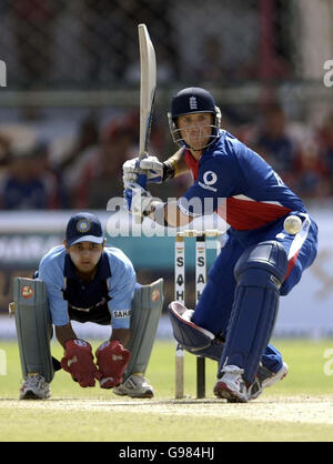 Le batteur d'Angleterre Matthew Prior en action pendant le match d'une journée contre le XI du président de RCA au stade Sawai Mansingh à Jaipur, en Inde, le samedi 25 mars 2006. APPUYEZ SUR ASSOCIATION photo. Crédit photo devrait se lire: Rebecca Naden/PA. Banque D'Images