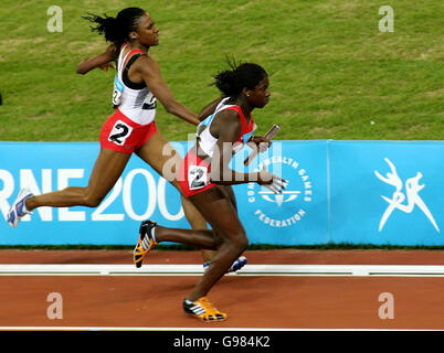 Natasha Danvers-Smith (L), de l'Angleterre, remet le bâton à Christine Ohuruogu pour diriger la dernière partie de la finale du relais féminin 4x400m au Melbourne Cricket Ground, lors des 18e Jeux du Commonwealth à Melbourne, en Australie, le samedi 25 mars 2006. Kimberly Wall en Angleterre, Nicola Sanders, Natasha Danvers-Smith et Christine Ohuruogu ont remporté la médaille d'or dans la finale de relais 4 x 400 M. APPUYEZ SUR ASSOCIATION photo. Le crédit photo doit se lire comme suit : Gareth Copley/PA. Banque D'Images