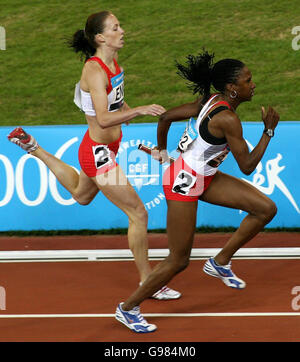 Nicola Sanders (L), en Angleterre, remet le bâton à Natasha Danvers pour commencer la troisième partie de la finale du relais féminin de 4 x 400 mètres au Melbourne Cricket Ground, lors des 18e Jeux du Commonwealth à Melbourne, en Australie, le samedi 25 mars 2006. Les célébrations de l'Angleterre ont été écourlées lorsqu'il a été annoncé qu'elles avaient été disqualifiées de l'événement avec Danvers-Smith accusé d'avoir bloqué Tamsyn Lewis lors de la transition pour la troisième jambe. APPUYEZ SUR ASSOCIATION photo. Le crédit photo doit se lire comme suit : Gareth Copley/PA. Banque D'Images