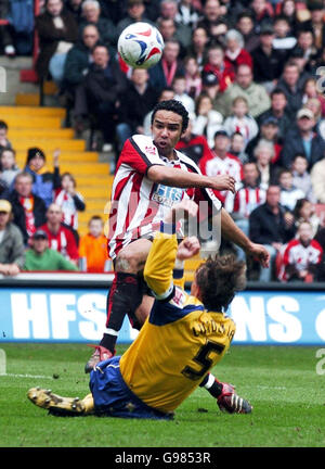 Paul Ifill, de Sheffield United, tente de se mettre à l'épreuve tandis que Claus Lundekvam, de Southampton, glisse pendant le match du championnat Coca-Cola à Bramall Lane, Sheffield, le samedi 25 mars 2006.APPUYEZ SUR ASSOCIATION photo.Le crédit photo devrait se lire comme suit : PA.. Banque D'Images