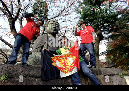 Sur la gauche, Tatsuya Kodera, Ken Inoue et Kouji Kodera, tous les fans de Manchester United visitent la statue du Dieu japonais Daibutsu pour bonne chance proir à la finale de la coupe Toyota, Manchester United v Palmerias. Ken s'est envolé de Tokyo à Barcelone pour assister à la finale de la Ligue des champions de l'UEFA Banque D'Images